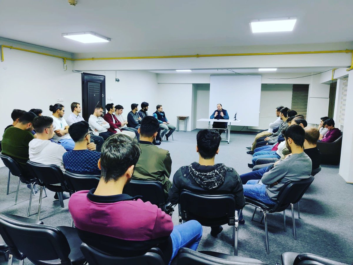 hsvbursa's tweet photo. Hayat cumasında bu hafta Nida dergisi sahiplerinden, editör ve yazar Fatih Bütün ü konuk ettik. Müslüman olmanın insana sorumluluk yüklediğini, bu sorumluluk çevresinde okumamız anlamamız ve amel etmemiz gerektiği üzerinde hoş sohbet ettik. #HayatCuması #SağlıkVakfı #HSVBursa https://t.co/C23aAhWcTV