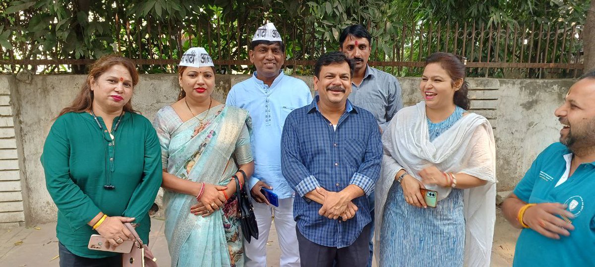 PushpaOmprksh's tweet photo. दिल्ली में प्रदूषण को कम करने के लिये “रेड लाइट ऑन गाड़ी ऑफ” अभियान को LG द्वारा रोके जाने के ख़िलाफ़ वजीरपुर विधायक श्���ीं @rajeshgupta जी के साथ @AamAadmiParty कार्यक्रताओं के साथ विरोध-प्रदर्शन किया गया।
@ipathak25 @AdilKhanAAP

पुष्पा ओमप्रकाश
अशोक विहार वार्ड 65 https://t.co/NFq0ZTE6q3