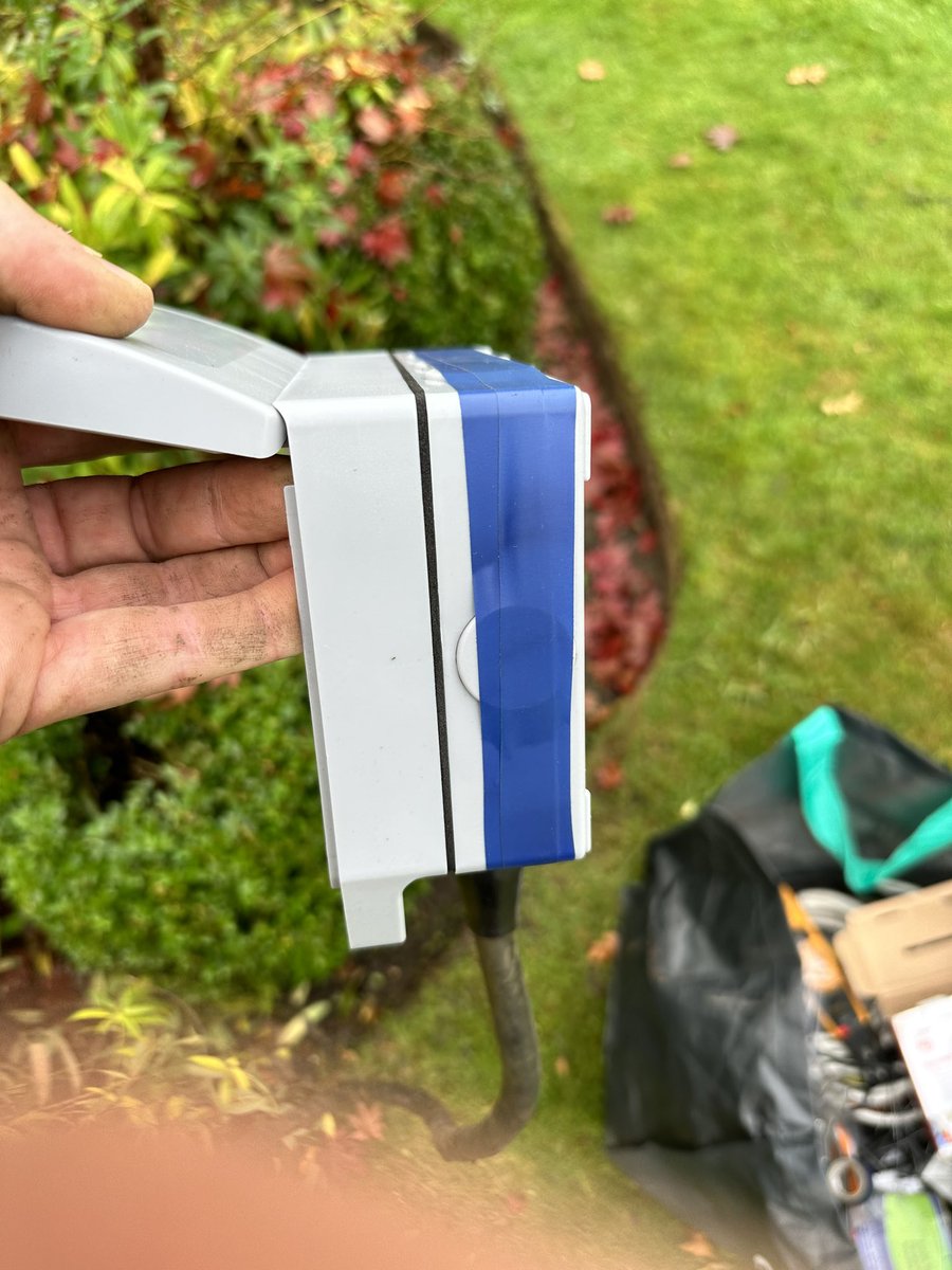 FastfixE's tweet image. Embarrassed by CEF’s M2 range today please explain to me how it’s IP66 rated yet the knockouts just fall out?? Is there a magic barrier I’m not seeing? Costing time and money to go and get a decent outside socket now…thanks @cefonline