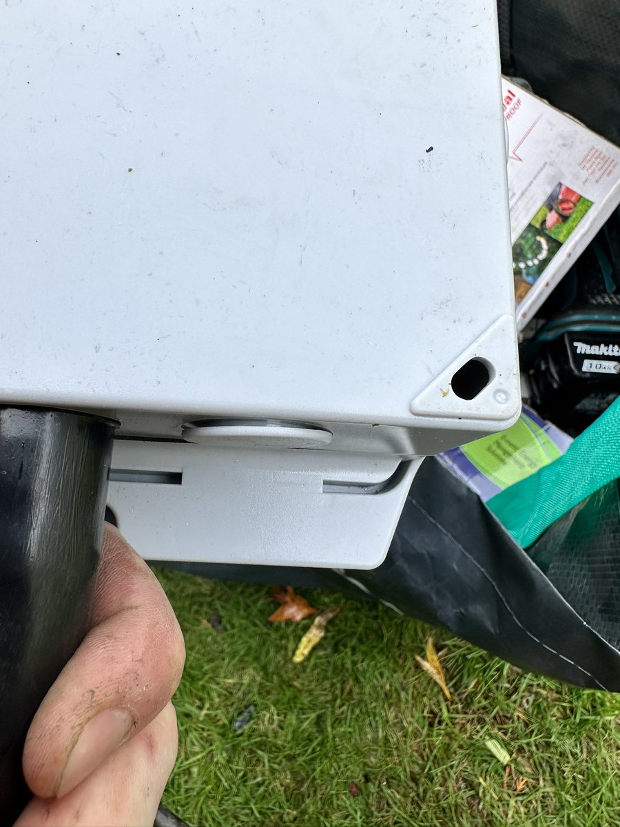 FastfixE's tweet image. Embarrassed by CEF’s M2 range today please explain to me how it’s IP66 rated yet the knockouts just fall out?? Is there a magic barrier I’m not seeing? Costing time and money to go and get a decent outside socket now…thanks @cefonline