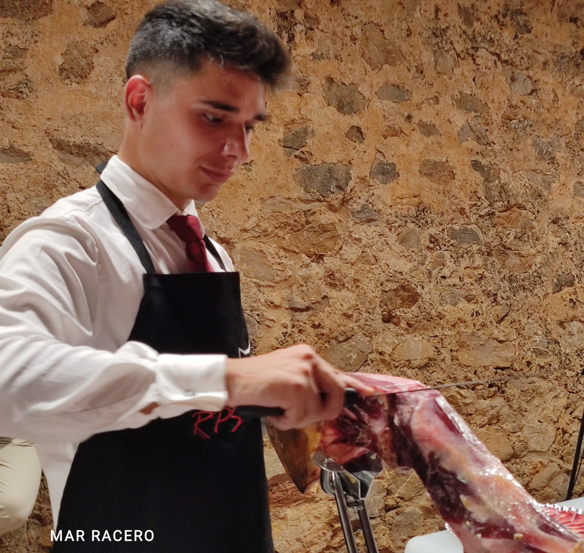 webdocjamon's tweet photo. @raulpirizseijo Una joven promesa que va a dar mucho que hablar, no tenemos ninguna duda de ello. Primer premio del Concurso Nacional de Cortadores "Hilario Robles", Ciudad de Llerena
📸 @mar_racero

#raulpirizseijo #cortadores #jamon #jamoniberico #llerena #alcortejamonero https://t.co/pheP3ah1q1