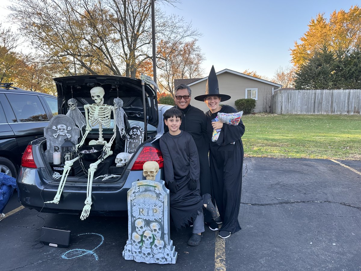 DooleyTogether's tweet photo. Trunk or Treat at Dooley was fantastic.  Can't wait to do it again.  Thanks for all the teachers and Staff @DooleySchool54 for being such great partners to our PTA.  Our community continues to thrive! https://t.co/N5VWErY87E