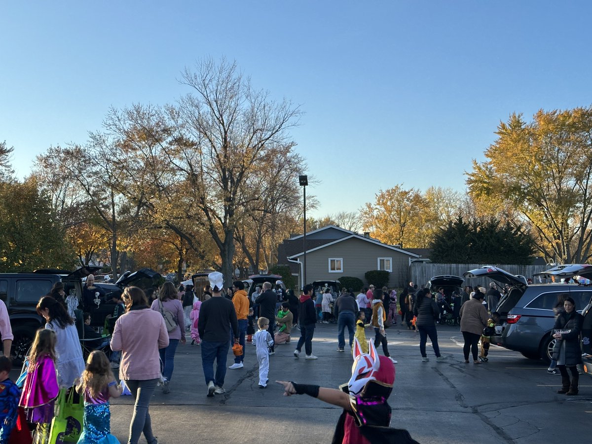 DooleyTogether's tweet photo. Trunk or Treat at Dooley was fantastic.  Can't wait to do it again.  Thanks for all the teachers and Staff @DooleySchool54 for being such great partners to our PTA.  Our community continues to thrive! https://t.co/N5VWErY87E