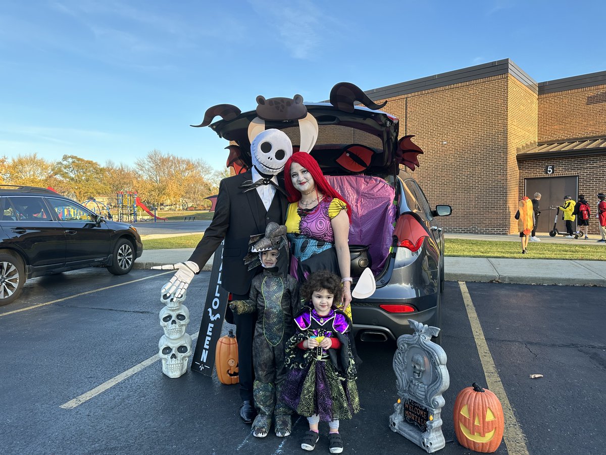 DooleyTogether's tweet photo. Trunk or Treat at Dooley was fantastic.  Can't wait to do it again.  Thanks for all the teachers and Staff @DooleySchool54 for being such great partners to our PTA.  Our community continues to thrive! https://t.co/N5VWErY87E
