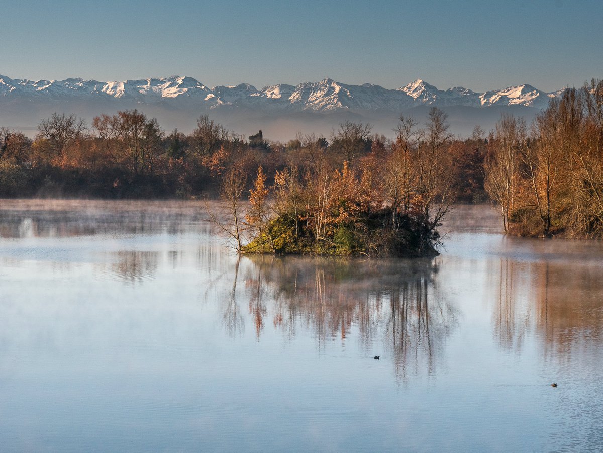 LeBouduMonde's tweet photo. La beauté de l'automne se cache absolument partout, même dans une ancienne gravière en bord d'autoroute. 🤩
Pense à ouvrir tes yeux, une journée peut s'enchanter facilement en #Occitanie ! 😉
📌 Carbonne | #hautegaronne https://t.co/thygYeV3N5