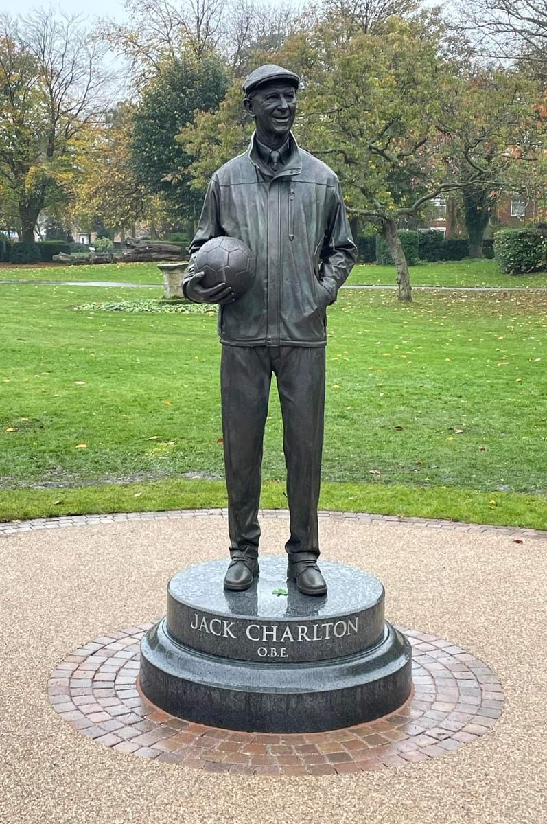 HighwaymanLRC's tweet image. Great tribute for BIG JACK unveiled today in his home town Ashington Northumberland . #alaw #mot #lufc 💙💛