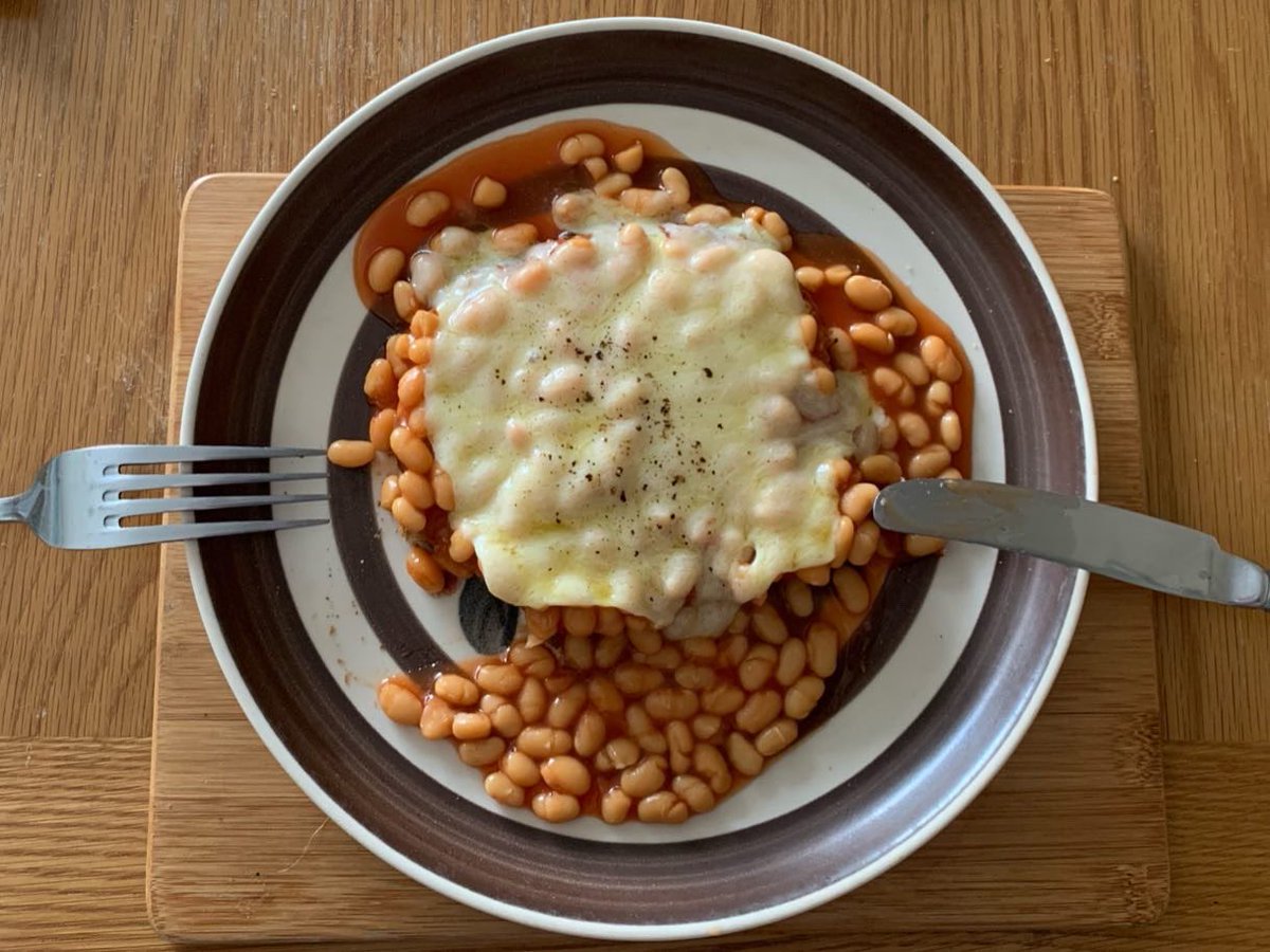 Shingle_beach's tweet photo. It’s a cheesy beans on toast kinda day. On the actual same plates we had when I was a kid. #cheesybeans #mayflowerbylangley #cheesypeas https://t.co/RglQc6qWHS