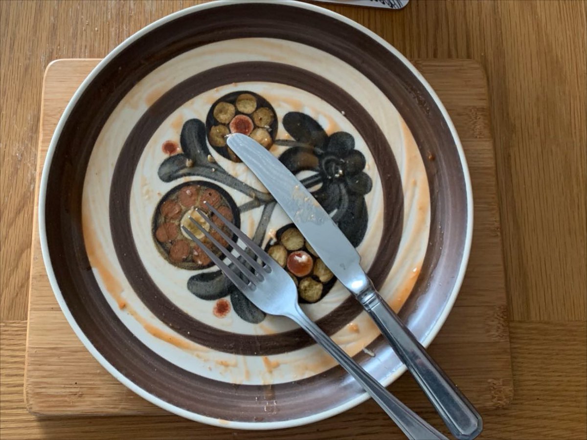 Shingle_beach's tweet photo. It’s a cheesy beans on toast kinda day. On the actual same plates we had when I was a kid. #cheesybeans #mayflowerbylangley #cheesypeas https://t.co/RglQc6qWHS