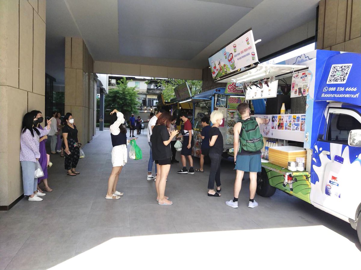 FPongphan's tweet photo. กิจกรรม Food Truck และฝ่ายจัดการฯ แจกซาลาเปาฟักทองกุ๊กกู๋ วันหยุดมาสนุกกับคอนโด โอกะ เฮาส์ #okaHAUS https://t.co/OH3uspWTaV
