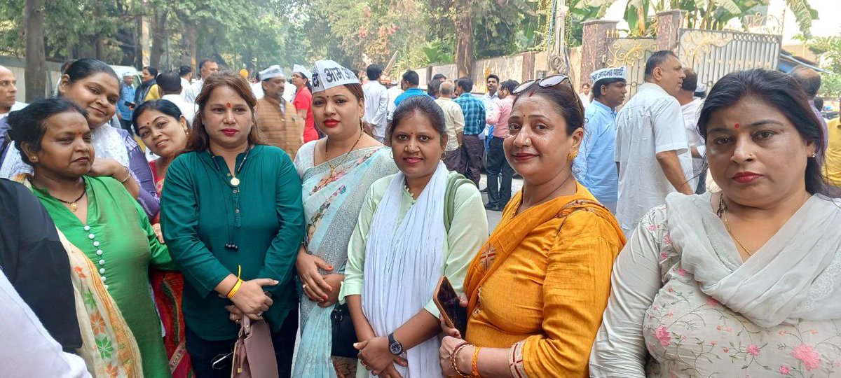 PushpaOmprksh's tweet photo. दिल्ली में प्रदूषण को कम करने के लिये “रेड लाइट ऑन गाड़ी ऑफ” अभियान को LG द्वारा रोके जाने के ख़िलाफ़ वजीरपुर विधायक श्���ीं @rajeshgupta जी के साथ @AamAadmiParty कार्यक्रताओं के साथ विरोध-प्रदर्शन किया गया।
@ipathak25 @AdilKhanAAP

पुष्पा ओमप्रकाश
अशोक विहार वार्ड 65 https://t.co/NFq0ZTE6q3