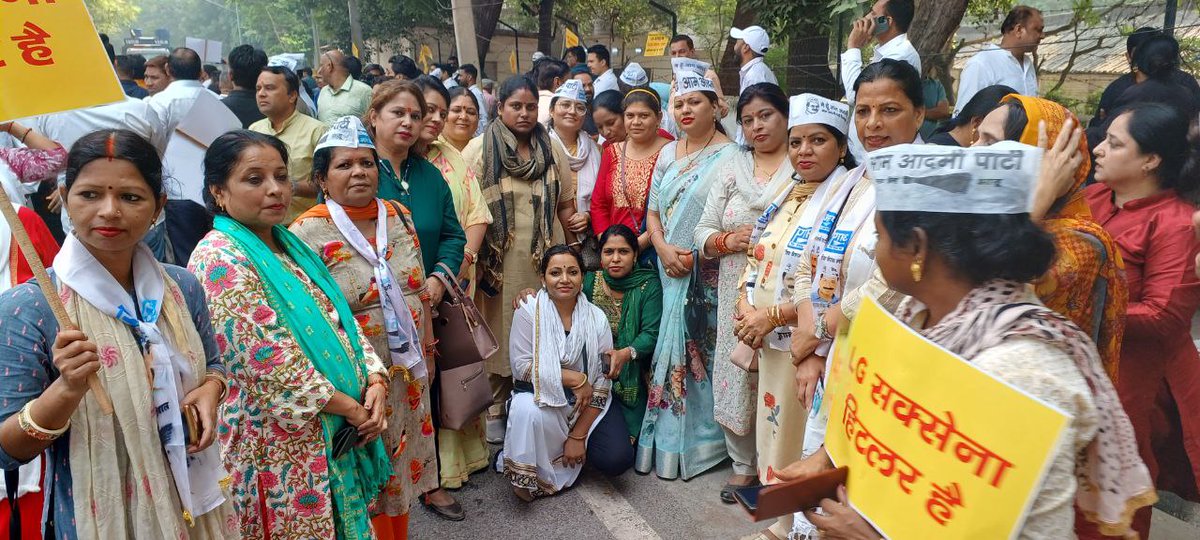 PushpaOmprksh's tweet photo. दिल्ली में प्रदूषण को कम करने के लिये “रेड लाइट ऑन गाड़ी ऑफ” अभियान को LG द्वारा रोके जाने के ख़िलाफ़ वजीरपुर विधायक श्���ीं @rajeshgupta जी के साथ @AamAadmiParty कार्यक्रताओं के साथ विरोध-प्रदर्शन किया गया।
@ipathak25 @AdilKhanAAP

पुष्पा ओमप्रकाश
अशोक विहार वार्ड 65 https://t.co/NFq0ZTE6q3