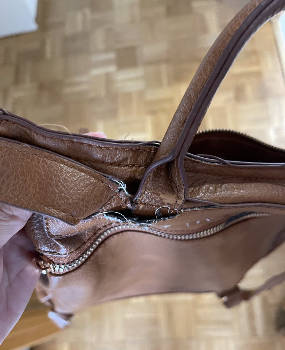 Macav00's tweet photo. Bolso comprado on line en @MisakoShop en septiembre… y así esta a día de hoy… ya se han roto las asas… un poco mal no? #Verguenza #pocacalidad https://t.co/7hMOUt5jj9