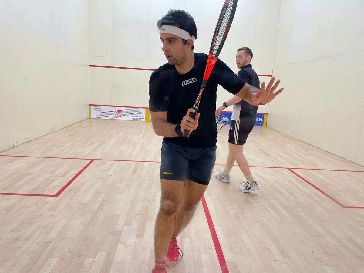No.5 seed Martin Ross with the first upset of the event as he beats No.3 seed Hasnaat Farooqi 3/0. He’ll take on Al Prott at 4.15pm in the semifinals! #Epic <a href="/MartinRoss25/">Martin Ross</a>