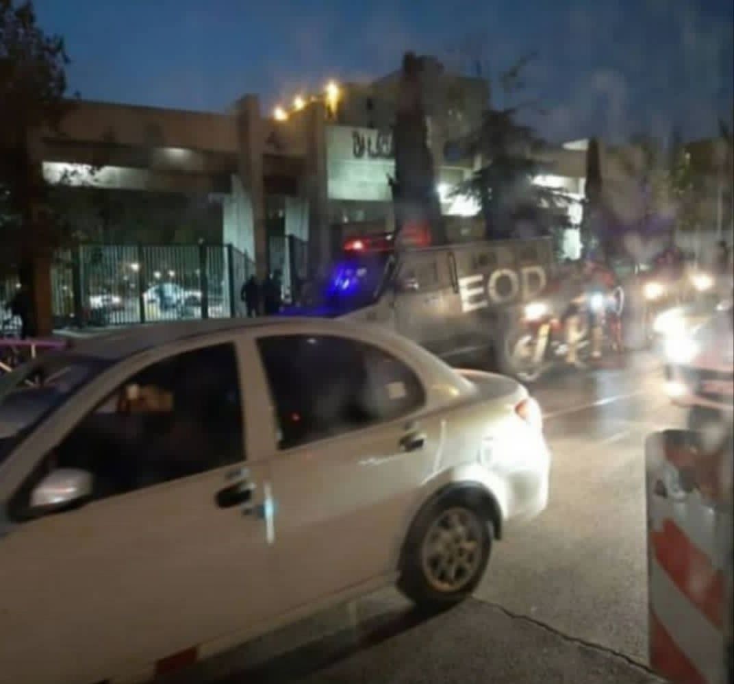 Vahid's tweet photo. در پیام‌های زیادی گفتند 'هر دانشجویی که از در کارگر دانشکده فنی دانشگاه تهران (امیرآباد) خارج میشه رو بازداشت می‌کنند.'
گفتند 'هر کی از نرده‌های پشتی دانشگاه می‌پره بیرون رو هم لباس‌شخصی‌ها می‌گیرند.'
'۷ آبان' #مهسا_امینی https://t.co/Pjdgnzvuj1