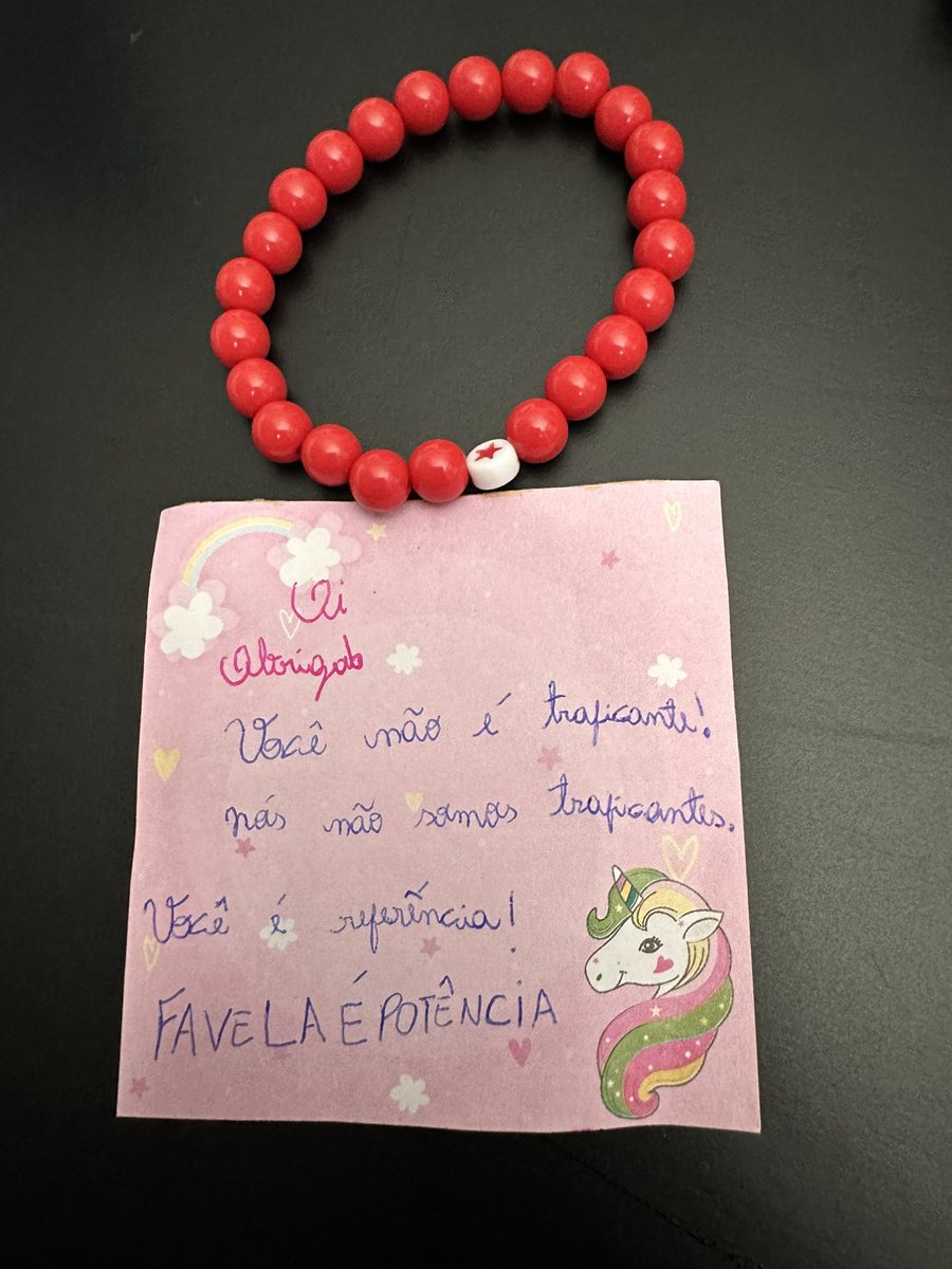 eurenesilva's tweet photo. Estamos aqui fazendo a festa das crianças no Cpx do Alemão e uma criança bem pequenina chegou pra mim e falou é presente pra você. Aí eu nem tinha lido o papel, só vi a pulseira e olha só! 🥺🥺🥺 https://t.co/N3OfePuIeA