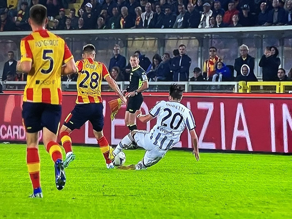 INTER291103's tweet photo. Incredibile come arbitro e VAR non abbiano dato il rosso a Dimarco. https://t.co/uMN6kMEXil
