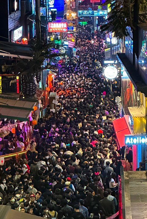 kyuchanvr's tweet photo. Liat dari atas ngeri bgt

Halloween party di itaewon Korea Selatan https://t.co/vMzjcjWCj4