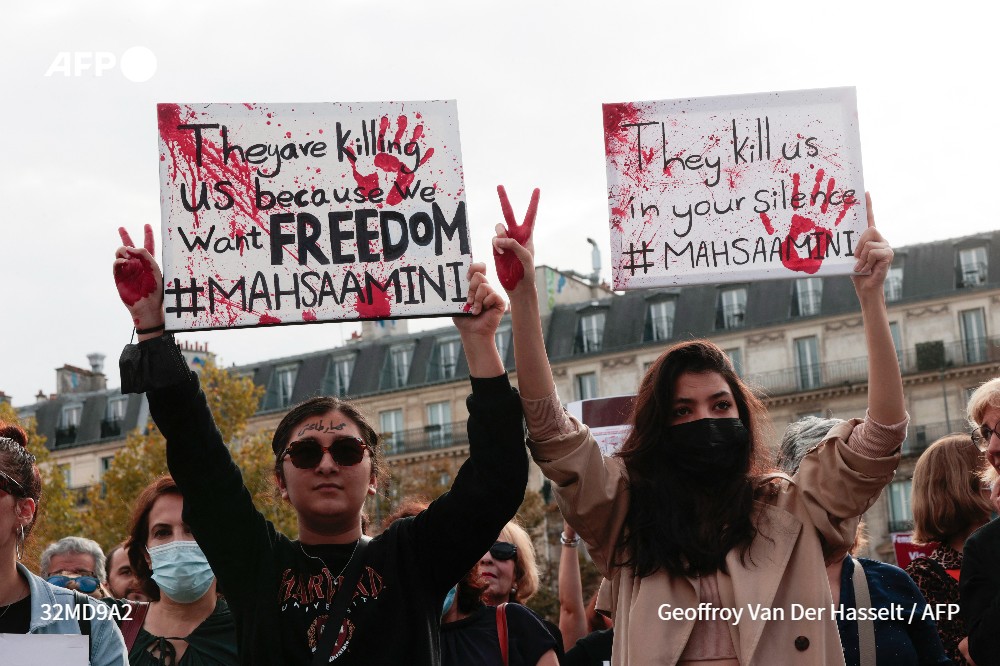 afpfr's tweet photo. [A LA UNE A 18H00] Des centaines de personnes étaient réunies à Paris et dans d'autres villes françaises en soutien au mouvement de contestation qui continue de secouer l'Iran depuis la mort le 16 septembre de Mahsa Amini, a constaté l'#AFP 1/5 https://t.co/qsRdyGoSIN