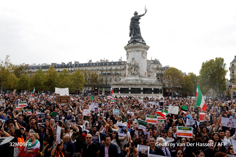 afpfr's tweet photo. [A LA UNE A 18H00] Des centaines de personnes étaient réunies à Paris et dans d'autres villes françaises en soutien au mouvement de contestation qui continue de secouer l'Iran depuis la mort le 16 septembre de Mahsa Amini, a constaté l'#AFP 1/5 https://t.co/qsRdyGoSIN