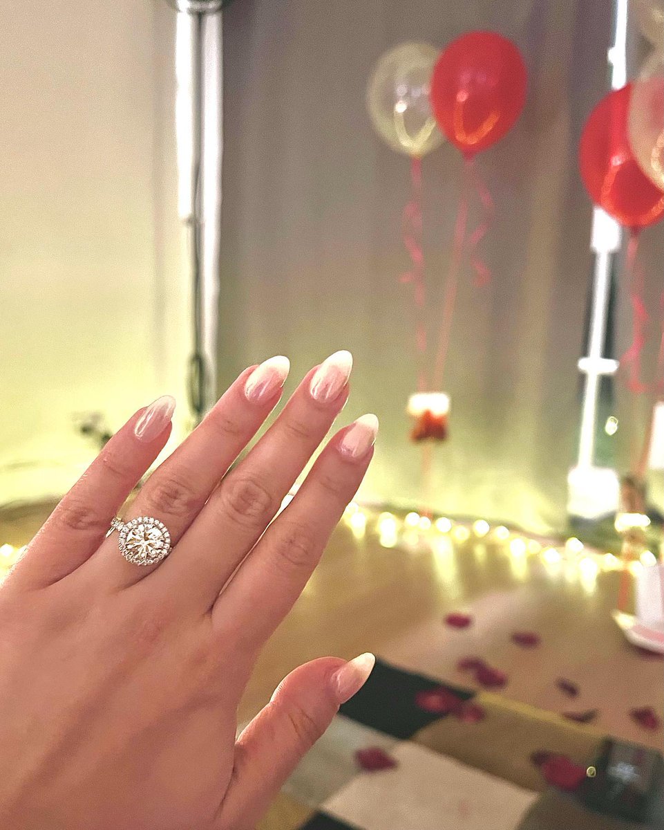 DiamondsSydney's tweet photo. #SHESAIDYES 💕💍
Round brilliant cut diamond engagement ring with halo and more 💎

#proposal #sydneyjeweller #customengagementring #diamondengagementring https://t.co/YKH6PLuYI9