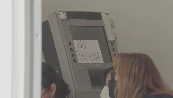 CarlosLoret's tweet photo. Fuimos al Banco del Bienestar. Es un banco de cascarón: sucursales abandonadas, sin servicios, sin cajeros, pero ha costado ¡19 mil millones de pesos! Vean el reportaje en #Loret de @latinus_us: https://t.co/zNnst9wVUq https://t.co/HuotqZuddb