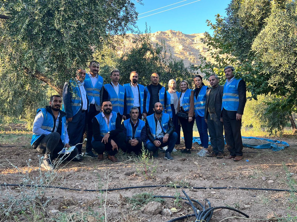 MardineDeva's tweet photo. Derik İlçe Başkanımız Sn. Seydo Dem’in öncülüğünde; İl Başkan Yardımcılarımız, kadın ve gençlik ekiplerimizin eşliği ile Derik ilçesinde tarla ziyaretleri gerçekleştirildi.
#Devatarlada
@devapartisi @alibabacan @erginsadullah @emin_ekmen @avmesutaydogan @DerikDeva @DmSeydo https://t.co/tgemFVbrTi