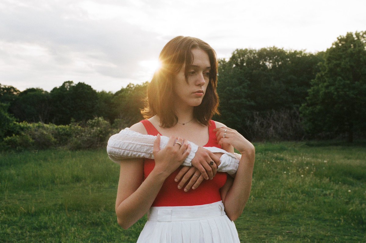 VELVETEEN is out now 🥀 
aliciaclara.bandcamp.com 
Happy Halloween weekend :—)

photo by <a href="/tessroby/">Tess Roby</a>