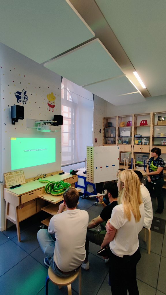🕹️👾 WE retrogaming du futur au #PlateauCreatifduQuai ! Venez redécouvrir les grds classiques mais pas de manettes ici : jouez de la flûte pour diriger le snake, dessinez votre arène avec des poscas... #LSQ22 <a href="/QuaiDesSavoirs/">Quai Des Savoirs</a> <a href="/cosmodule/">cosmodule</a> <a href="/ChloeMoineau/">Chloé Desmoineaux (elle/iel)</a> #jeuxvideos #gaming #artsnum