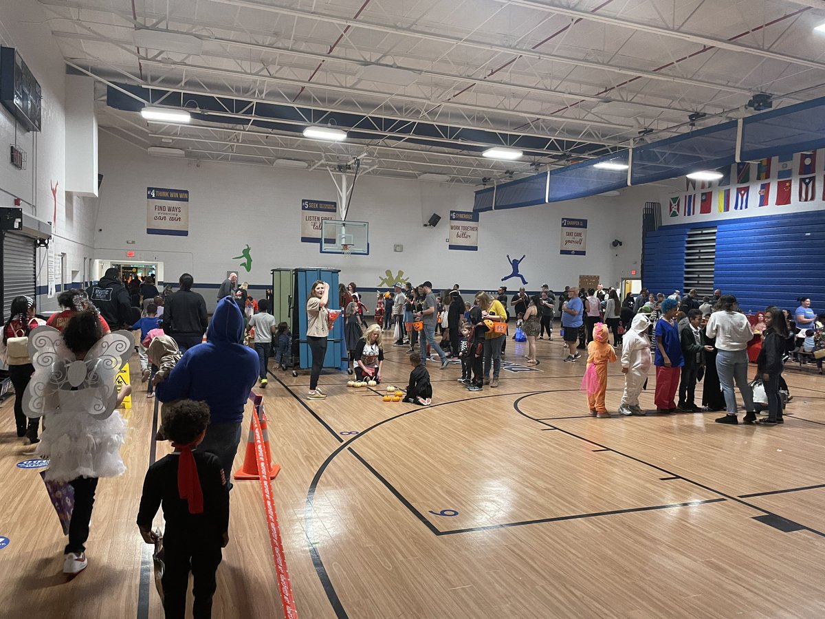 MrsKelseyRay's tweet photo. We had so much fun at our Trick or Treat Spooktacular last night! Thank you @Crosslandtv for your partnership with us! @Warren_Elem @MrHazard101 @MrsIsable_WES https://t.co/6SnoUzXeHg