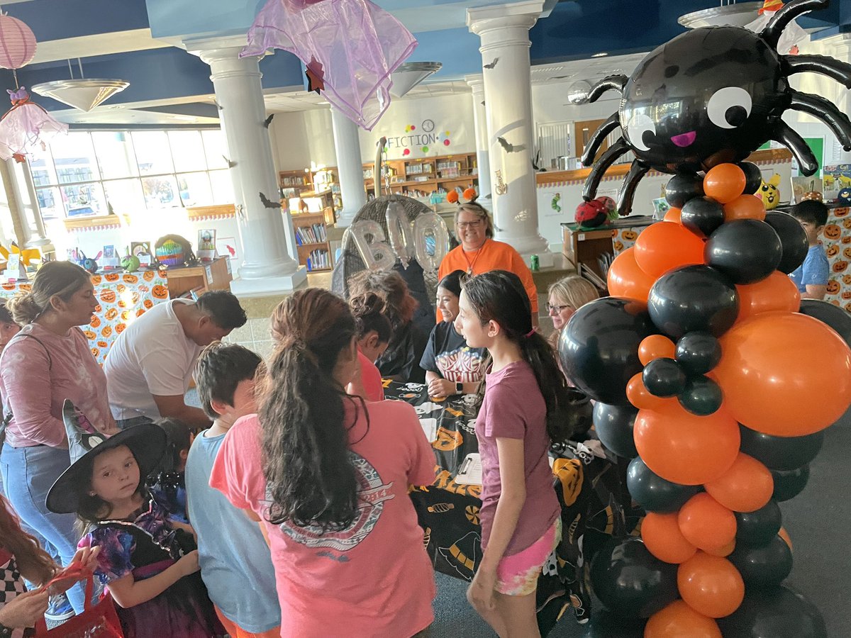 MrsKelseyRay's tweet photo. We had so much fun at our Trick or Treat Spooktacular last night! Thank you @Crosslandtv for your partnership with us! @Warren_Elem @MrHazard101 @MrsIsable_WES https://t.co/6SnoUzXeHg