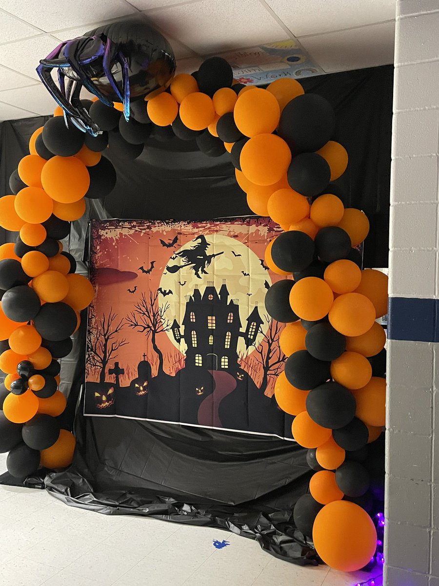 MrsKelseyRay's tweet photo. We had so much fun at our Trick or Treat Spooktacular last night! Thank you @Crosslandtv for your partnership with us! @Warren_Elem @MrHazard101 @MrsIsable_WES https://t.co/6SnoUzXeHg