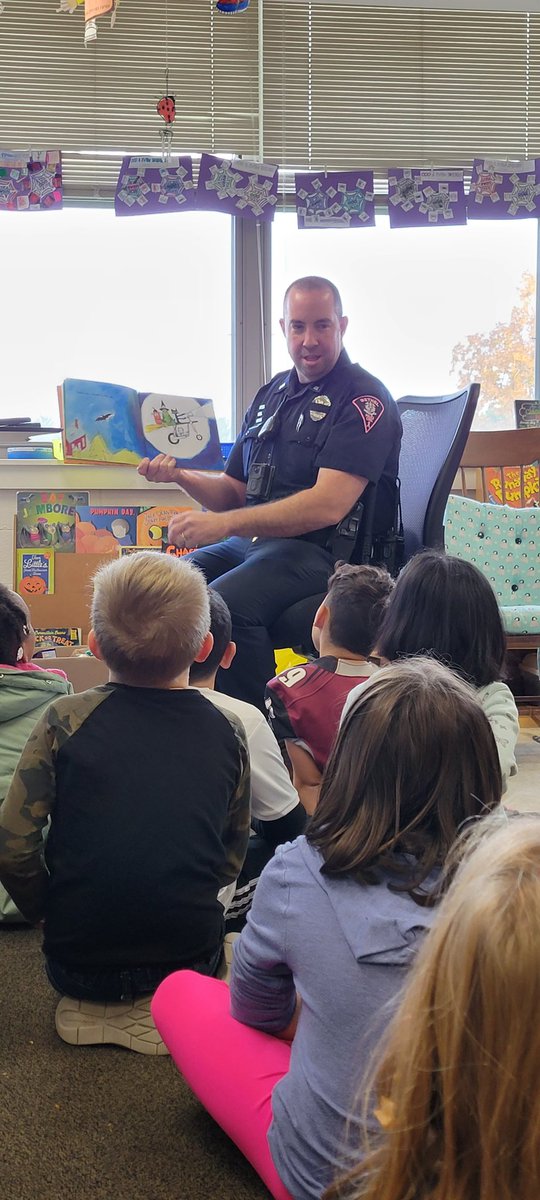 DanielleLegnard's tweet photo. What is the definition of SRO? School READING Officer! Officer Broad is helping us develop life long readers! #ROAR #bestsro #luckyprincipal @BethelCTSuper @brookskristen1 @MichelleRutled3 https://t.co/bvehhZ8zvR