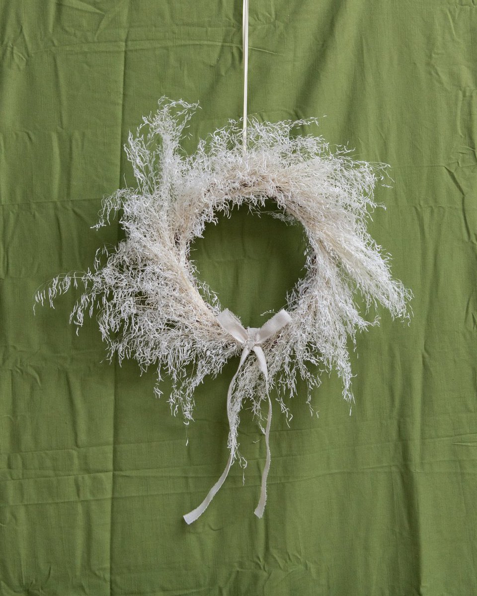‘Jean’ - Carefully crafted wreath with white dried grass and finished with a natural white linen ribbon tied in a bow. Effortlessly beautiful, a statement wreath. Shop: flourishandrye.co.uk/shop/jean-drie… #christmaswreath #giftguide #handmade #christmasgift