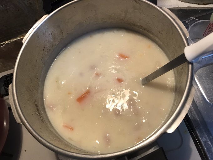 深夜にクリームシチュー作る人 