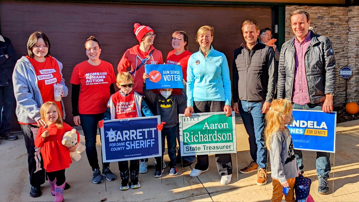 10 DAYS LET'S GOOOO! 💪🗳️
It's a sunny @MomsDemand #WeekendOfAction! Big thanks to the amazing @ChrisMurphyCT for joining @SenatorBaldwin this morning to help #GOTV for WI #GunSenseCandidates @TheOtherMandela and @Tony4WI and so many others! 🤩
#MomsAreEverywhere @StudentsDemand