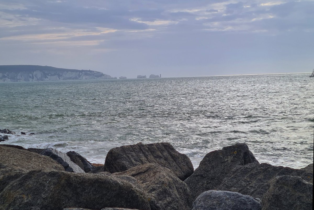 PeterLewis55's tweet photo. Just a spitting distance to the Isle of Wight. The closest point from mainland Britain #HurstSpit #HurstCastle #TheNeedles @StormHour @ThePhotoHour https://t.co/bm1Nd1zPlK