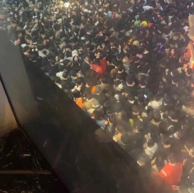 20 ppl in Itaewon, Seoul passed away and 80 ppl injured due to a lot of people assembled in Halloween.
I know Itaewon. I worked there 9 years ago. Itaewon is small and crowded place. 
Since Govt lift restrictions, they went to Itaewon for the first time since 2019
Rest In Peace