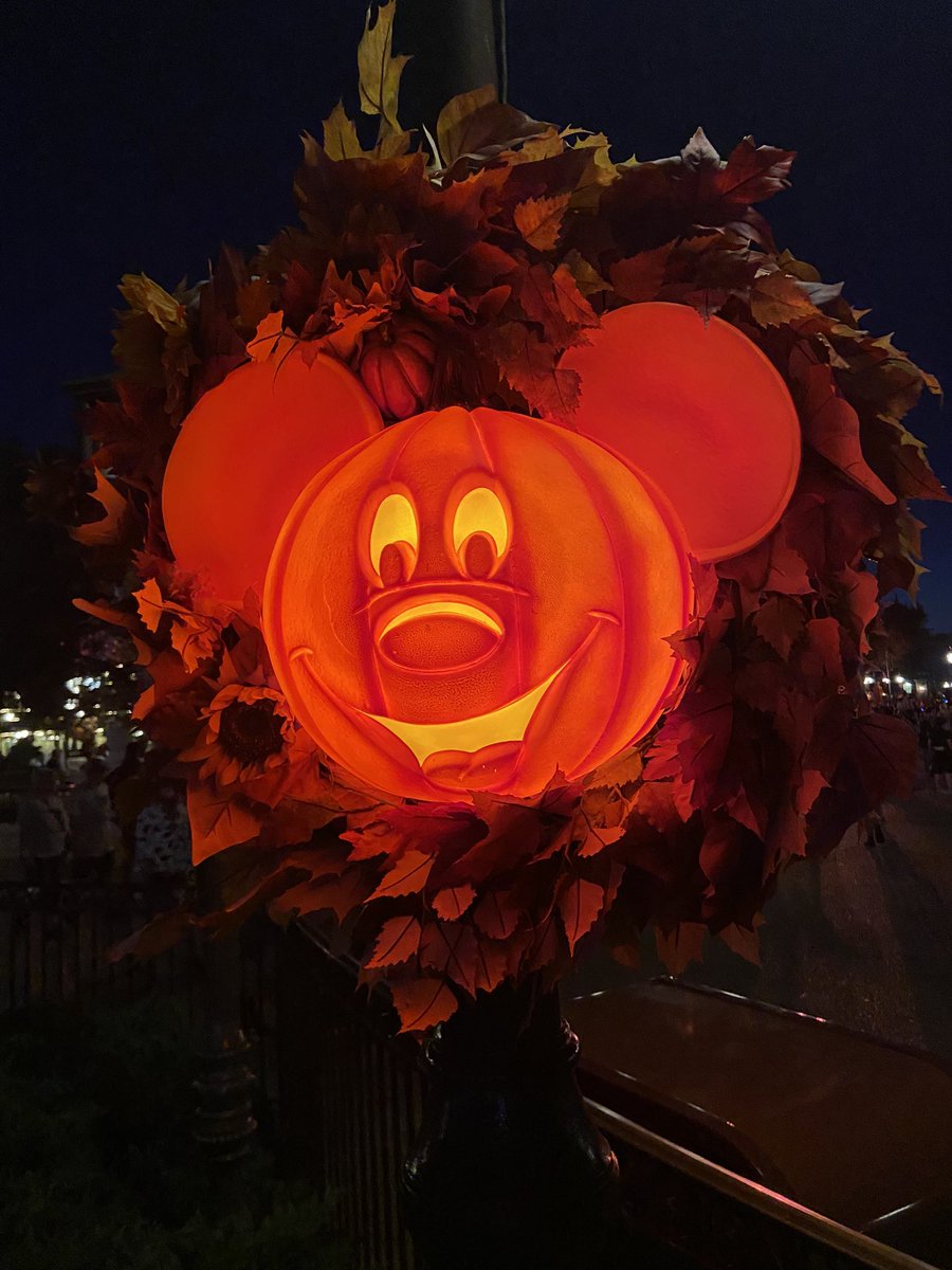 Bugg_pup's tweet photo. #mnsshp2022 getting ready for the hocus pocus show! #WaltDisneyWorld #MagicKingdom https://t.co/XQZKEEFR2A