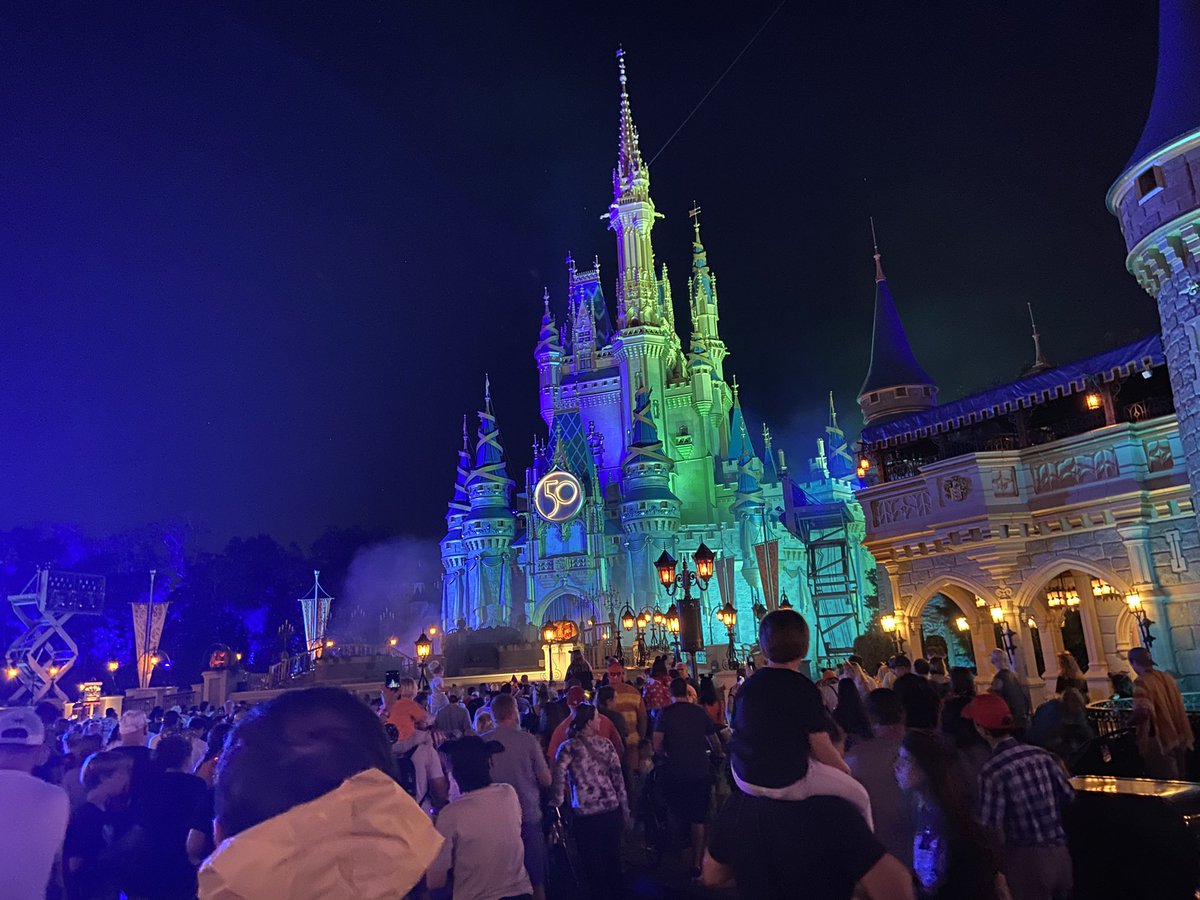 Bugg_pup's tweet photo. #mnsshp2022 getting ready for the hocus pocus show! #WaltDisneyWorld #MagicKingdom https://t.co/XQZKEEFR2A