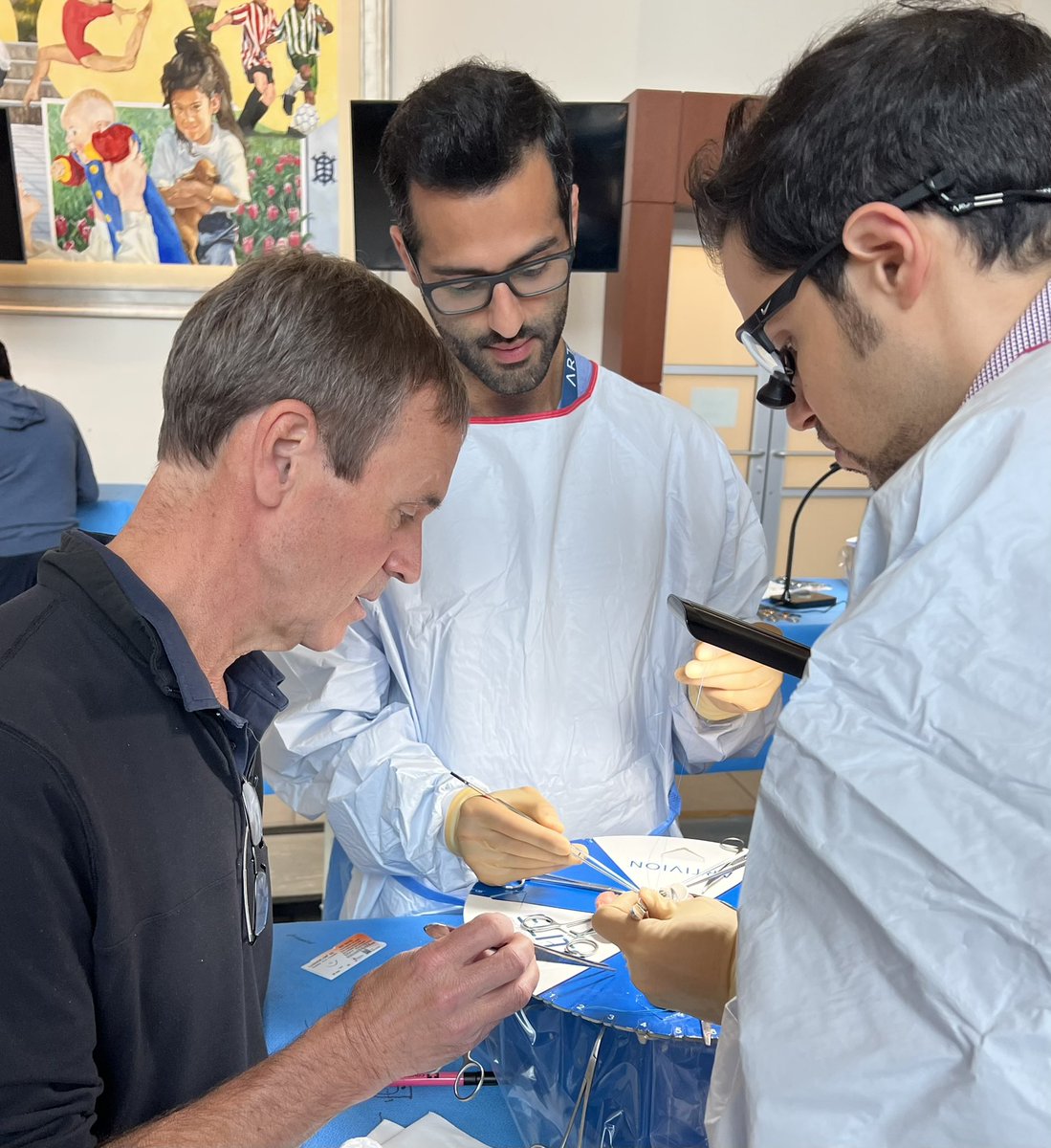 Having trainees = #lifegoals now include learning to transfer knowledge using my words. Seeing master surgeons do this is always striking. 👀 @ who has the instruments ➡️ trainee >> attending. #mentorship @lindaschulteMD @MarcMoonMD @IHamamsy @ArtivionInc @AspiringCTS #aortaed