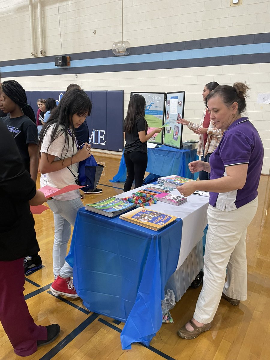 WellcomeMiddle's tweet photo. STEM Night was a huge success! We had so many amazing organizations and businesses in the building. @GUC_Info @ECU_NSBE https://t.co/DkZZHApGbd