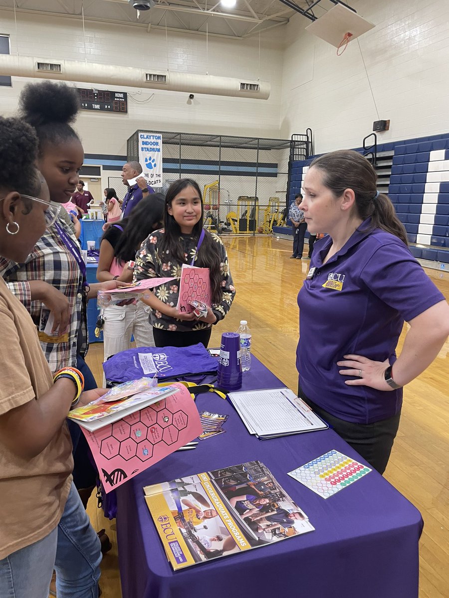 WellcomeMiddle's tweet photo. STEM Night was a huge success! We had so many amazing organizations and businesses in the building. @GUC_Info @ECU_NSBE https://t.co/DkZZHApGbd