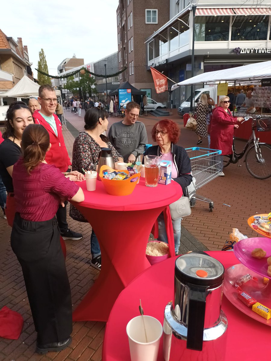 Vandaag hielden wij onze Dop-Inn en wat was het leuk met ondersteuning van de jongeren van het Urban Park. 
En wat werden we verrast, van de 80jarige mevrouw die elk jaar haar dopjes spaart tot horecagelegenheden die doppen doneren voor het mooie Brunssumse doel. Bedankt! ❤️
