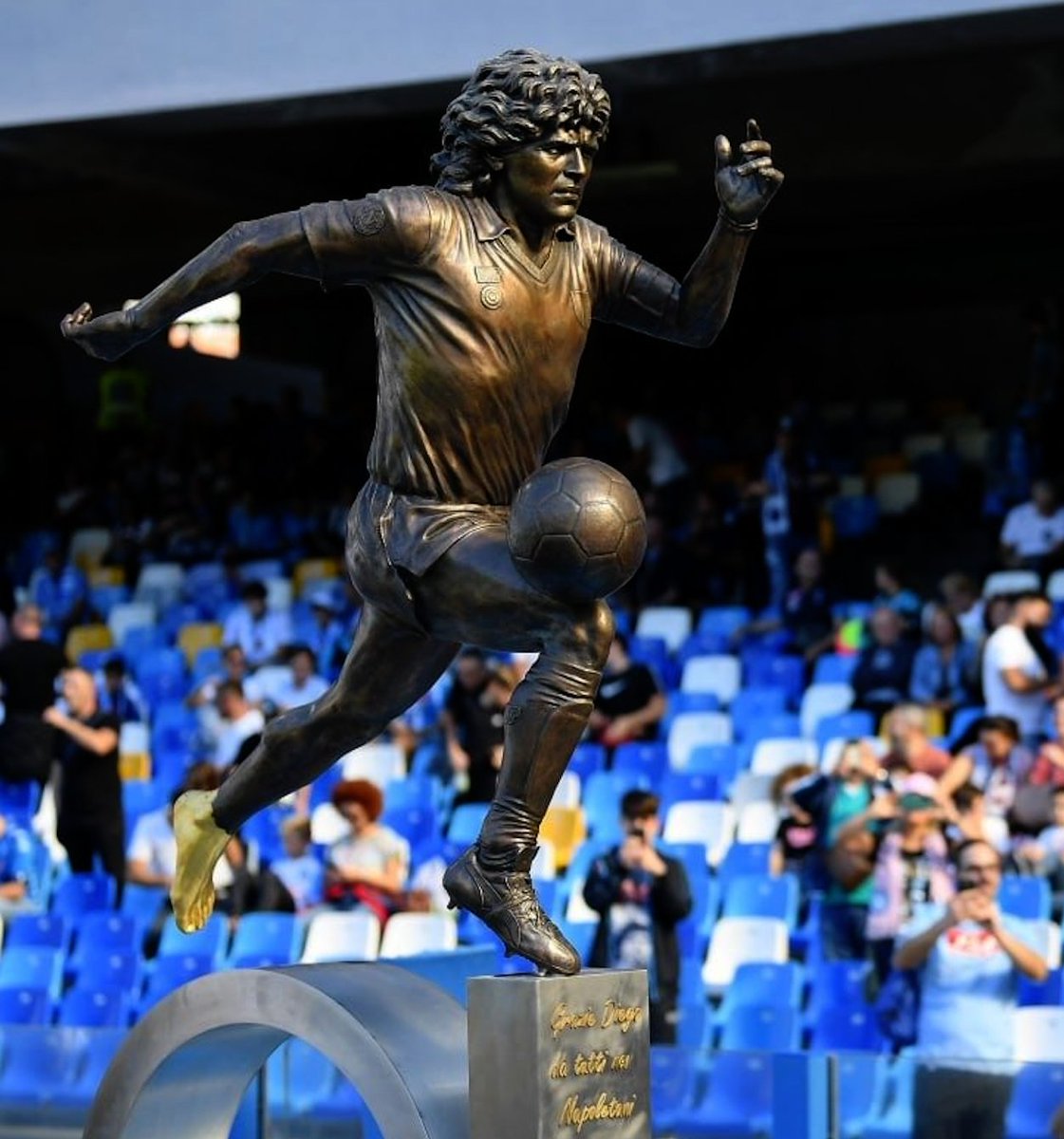 sportbible's tweet photo. Napoli unveiled a Maradona statue before the game today and it's brilliant 👏

The golden boot is a lovely touch 😍 https://t.co/20fHJGrtVQ
