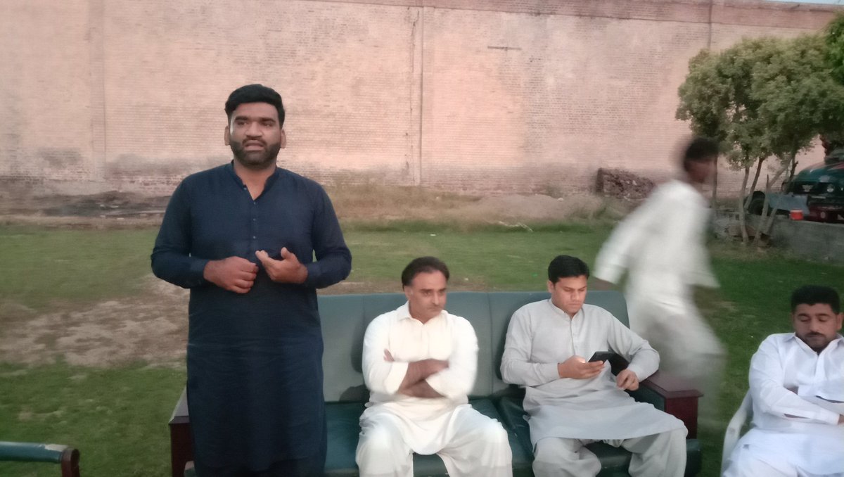 bwajidbutt's tweet photo. منگوال غربی UC56 کی باڈی کی اہم ترین میٹگ جس میں چیئرمین عمران خان کی قیادت میں لانگ مارچ  گجرات آمد پر استقبال کے حوالے سے مشاورت کی گئی منگل کے روز چیئرمین عمران خان گجرات پہنچیں گے

#حقیقی_آزادی_لانگ_مارچ https://t.co/FEa70QZ8RB