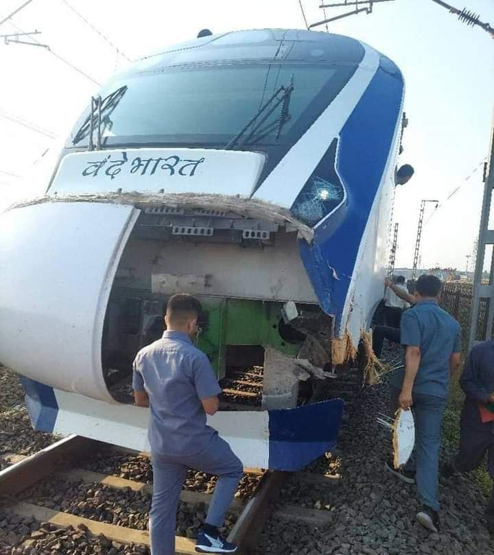 वंदे भारत ट्रेन फिर आज गाय से टकरा गई, आगे से थोड़ी टूटी है ज्यादा चिंता की बात नहीं है। 🥵 twitter.com/i/spaces/1OdJr…