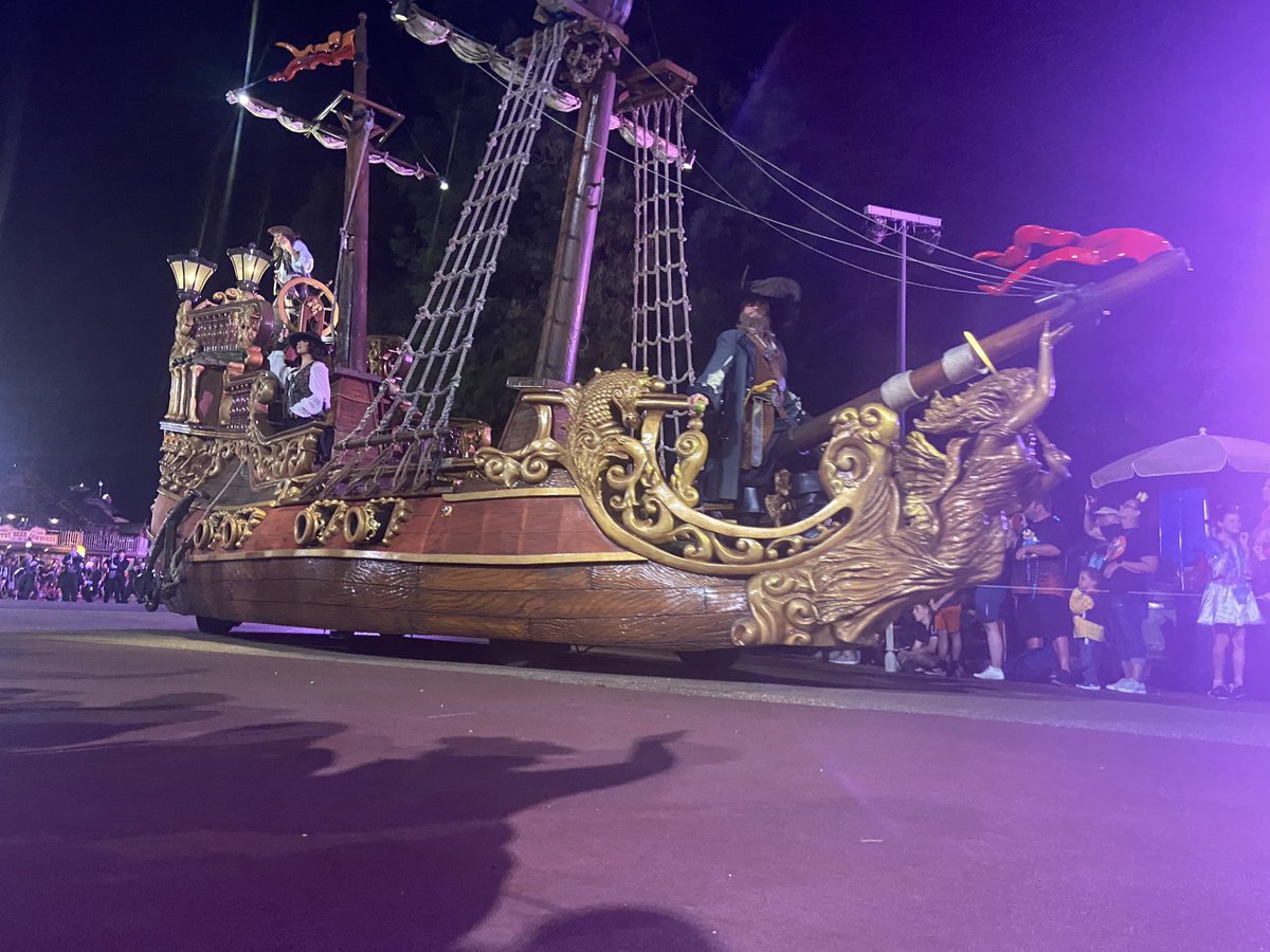 Bugg_pup's tweet photo. #mnsshp #bootoyou #WaltDisneyWorld #MagicKingdom https://t.co/yZId7tYM64