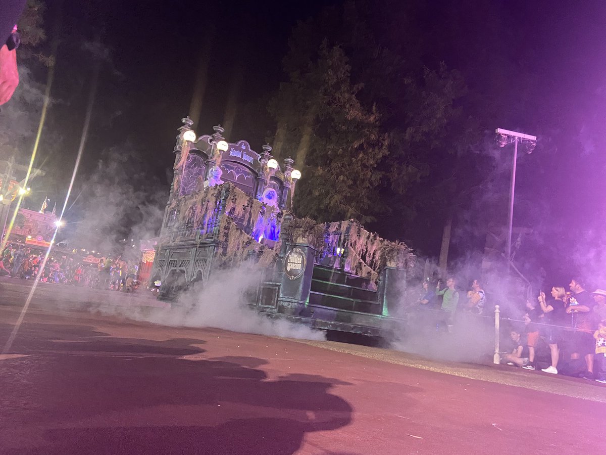 Bugg_pup's tweet photo. #mnsshp #bootoyou #WaltDisneyWorld #MagicKingdom https://t.co/yZId7tYM64