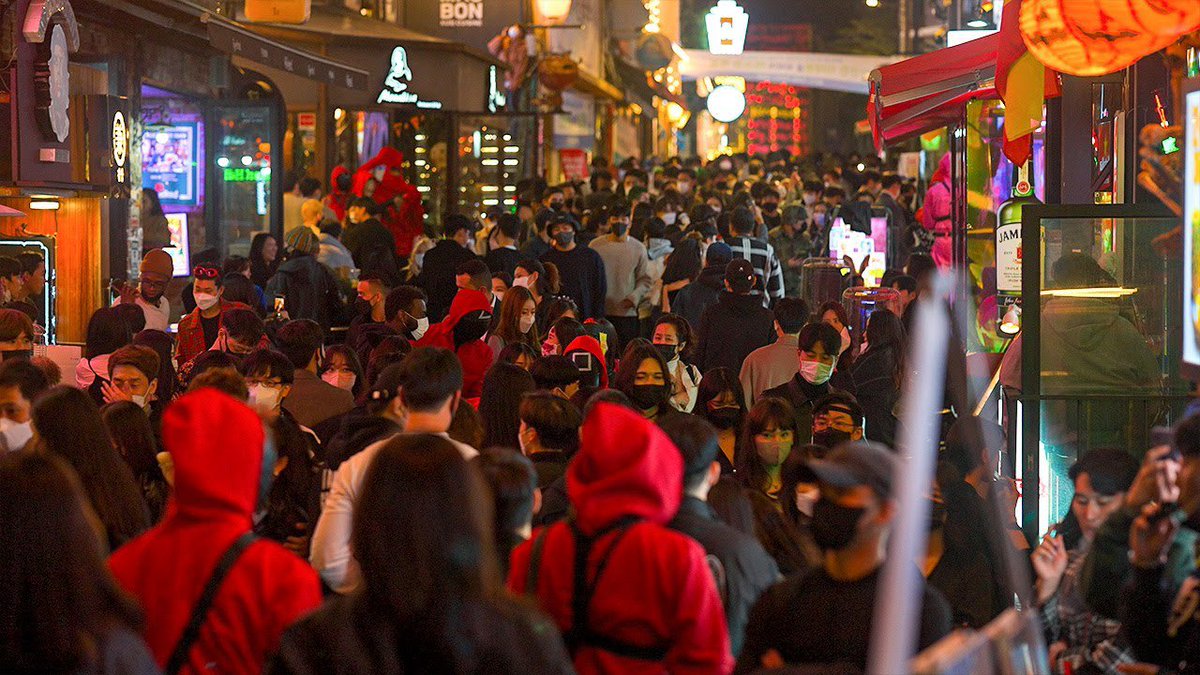 ustadchen's tweet photo. Di Seoul kalau malam/weekend halloween, jalanan emang penuh banget terutama Itaewon dan Hongdae bagian stationnya. Penuhnya tuh yang sampe desek-desekan gak bisa gerak kayak di foto contoh. Dan selama ini, baru kali ini yang sampe berjatuhan korban…takut banget astaga… #이태원 https://t.co/GNY9Ewi8t2