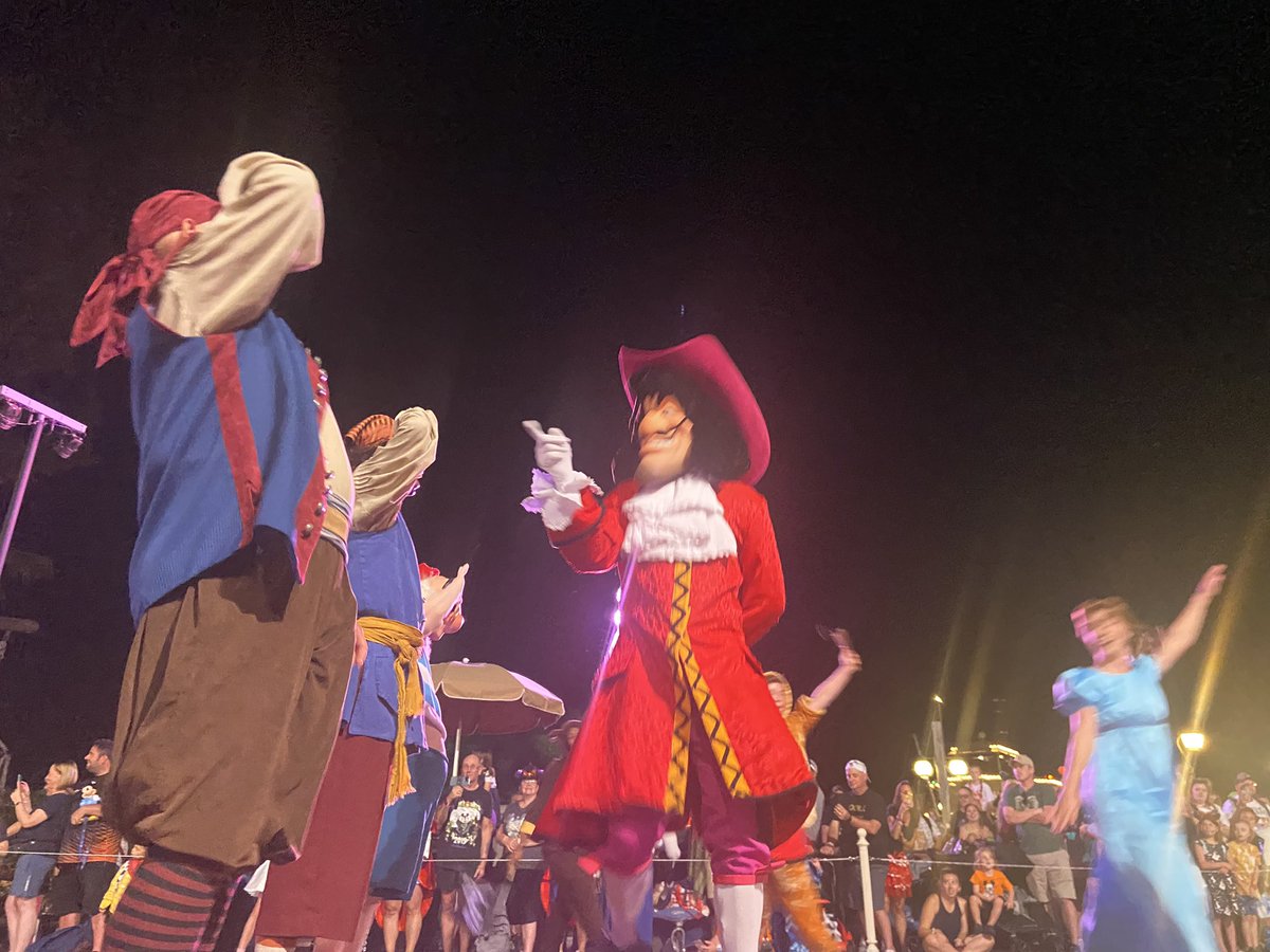 Bugg_pup's tweet photo. We had a great spot for the parade #mnsshp #bootooyou #MagicKingdom #WaltDisneyWorld https://t.co/d04vOQUfpq
